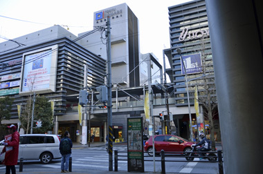 2.左に東急スクエア、右に横浜銀行の間の道を突き当たりまでまっすぐ進みます。