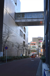 2.左に東急スクエア、右に横浜銀行の間の道を突き当たりまでまっすぐ進みます。